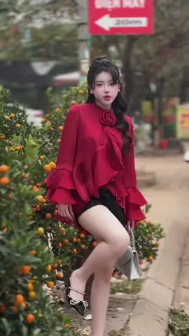 E quay lại r cac c ơiii!!! Chúc các c năm mới vạn sự như ý!!! Tỷ sự như mơ, sức khoẻ và bình an!!! Và cbi đón chào BST mới bên e ạ 🥰🥰🥰🥰#xuhuongtiktok #viralvideo 