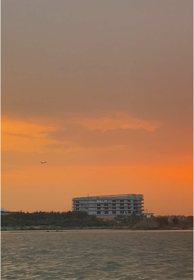 Marina sambil lihat pesat terbang🚀 #pantaimarina #semarang #semarang24jam #pesawat #senjasorehari #fyp 