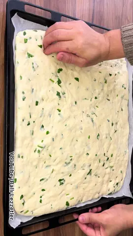 İŞTE BU YA ARADIĞIM TARİFİ SONUNDA BULDUM 💯 TEK TEK UĞRAŞMAK YOK ❗️ EN KOLAY POĞAÇA TARİFİ 💯 Gerekli Malzemeler : 1 su bardağı ılık su  1 su bardağı ılık süt  1 çay bardağı sıvı yağ  1 yumurta akı (sarısı üzerine sürülecek) 150 gr beyaz peynir  Bir tutam maydanoz  1 tatlı kaşığı şeker  1 paket instant maya  1 tatlı kaşığı tuz  6 su bardağı un  Üzeri İçin : 1 yumurta sarısı  1 yemek kaşığı yoğurt  2 yemek kaşığı sıvı yağ  Beyaz peynir  Maydanoz  Çörek otu  #poğaça #reels #reels__tiktok #asmrfood #nefisyemektarifleri #keşfet #keşfetbeniöneçıkar #fypp 