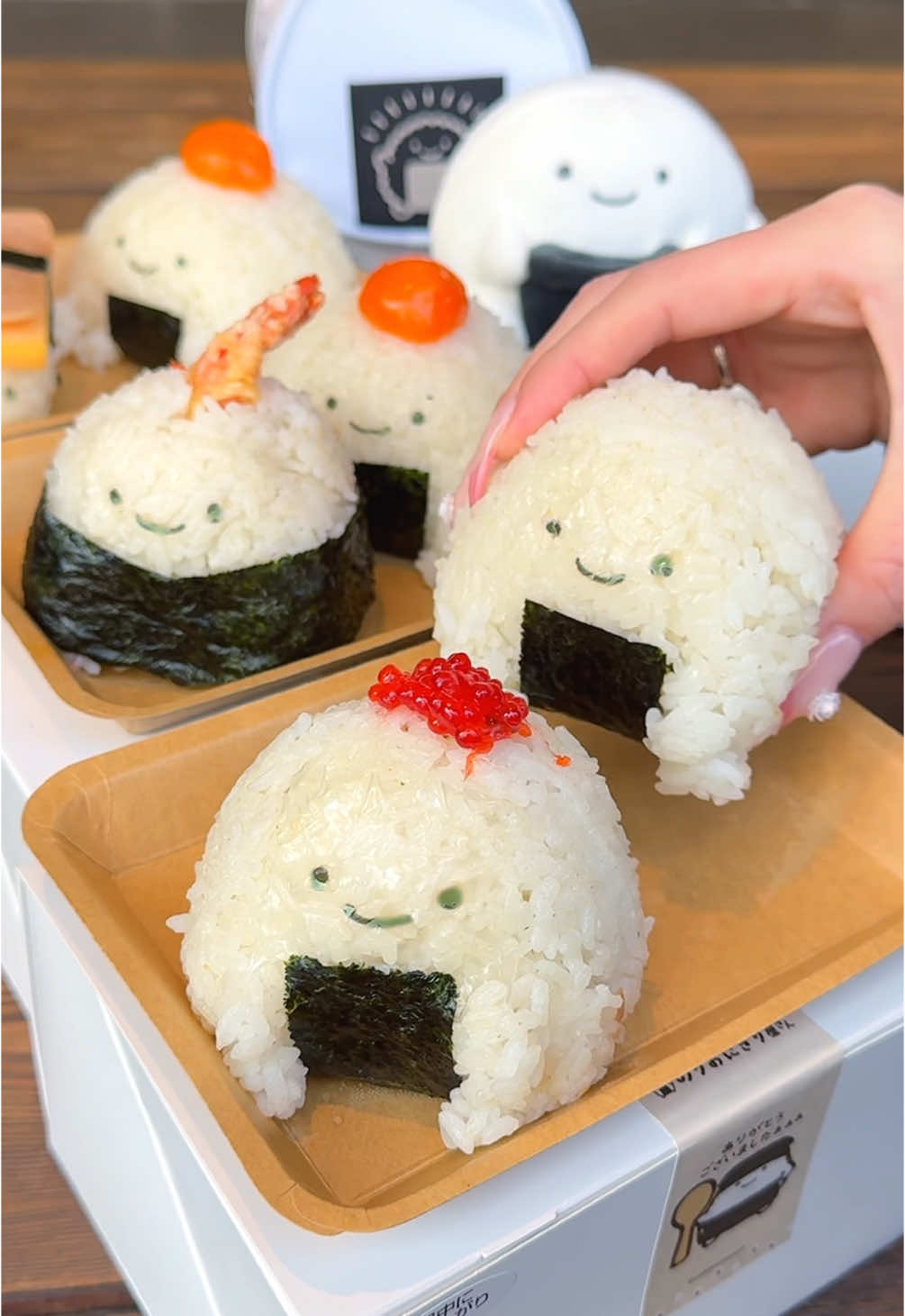 渋谷に突如オープンしたのりおにぎり屋さん🍙 すみっこぐらしの作者よこみぞゆりさんの描く人気キャラクターのりおにぎりが実際に食べられる期間限定ショップ！ いくらやにたまご、天むすなど全部で10種類の味があってどれもかわいすぎて食べるのももったいなかった🍤 📍渋谷「のりおにぎり屋さん」 #東京グルメ #東京カフェ #渋谷グルメ #tokyo #japanesefood 