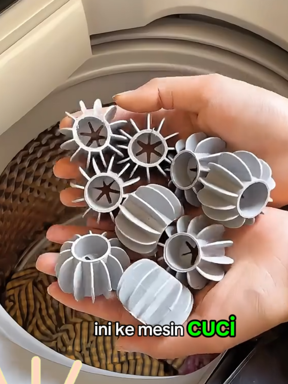 bola mesin cuci atau laundry ball mencegah pakaian kusut ketika di cuci. yuk diorder #bolamesincuci #laundryball #Laundryballs #laundryballmurah #payday #wibgajian #extratrafficsession #jagoanvideotrending #ramadanekstraseru 