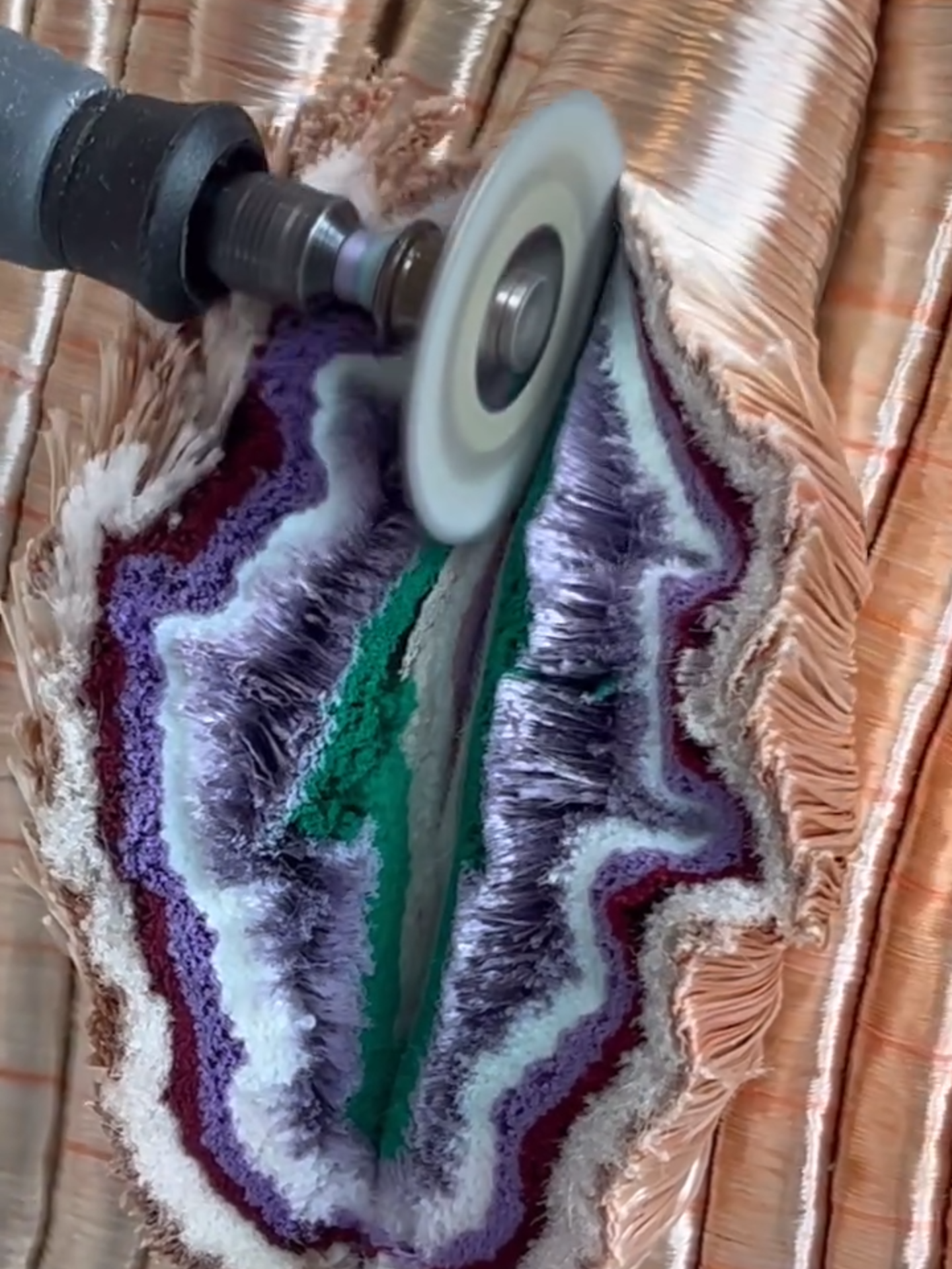La obra más reciente de Joana Schneider (@joana.n.schneider) se inspira en los mitos, el Renacimiento tardío y el tema de la metamorfosis. Combina técnicas textiles tradicionales, como el bordado y el anudado, con materiales rescatados, como cuerdas de pescar e hilos. El Museo Groninger acogerá una exposición individual suya en 2025. La muestra explorará la intersección entre realidad y fantasía, invitando a los visitantes a reflexionar sobre temas de transformación, identidad y belleza. Estará abierta del 12 de abril al 31 de agosto de 2025. ¡Síguela! #domestika #maker #sustainabledesign #sustainableart #textileart