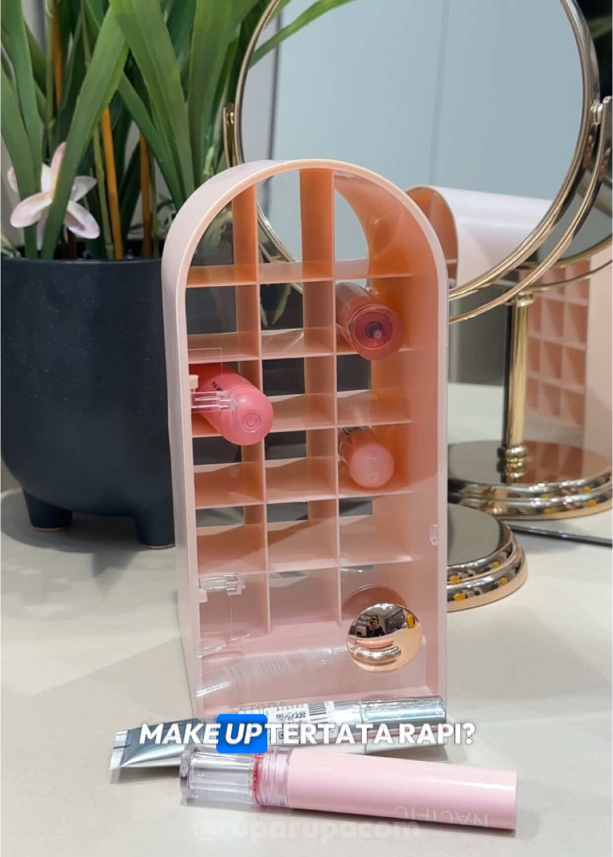 Make up kamu ga bakal berantakan lagi kalau pakai organizer ini!✨💄 Jadi kamu mau organizer yang mana ni di ruparupa?🧡💙 Check out di 10558306, 10552611, 10552606 ya👀 #ruparupa #ruparupacom #BikinBeres #OrganizerMakeup #TempatMakeup #WadahMakeup #BeliOrganizerMakeup #foryou #fyp 