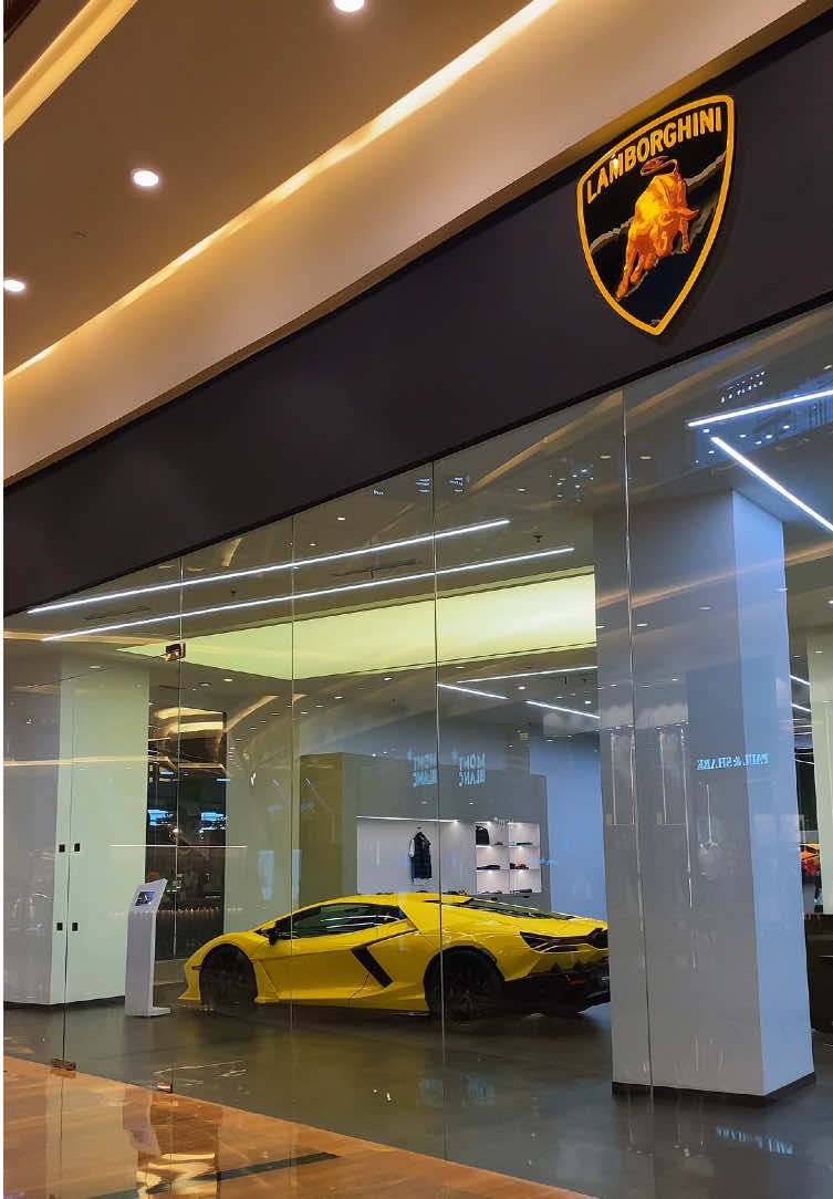 peson dealer dalam mal 😻😻 ,, revueltonya udh restock kykny kmrn diganti urus 🤔 