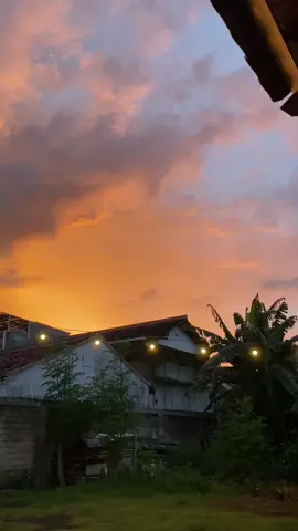 #CapCut #storybanyuwangi #banyuwangihits #fypシ゚viral #dinikurnia #muflykey #bwi24jam #lagubanyuwangi #sunset 