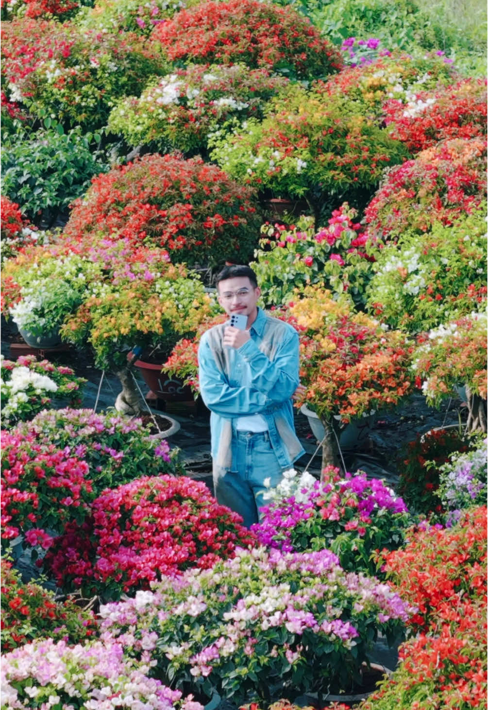 Đến Bến Tre khám phá không chỉ có dừa mà còn vô vàn điều làm người dân nơi đây tự hào: từ con đường hoa giấy rực rỡ, cuộc sống sôi động sau hoàng hôn buông đến sự chân chất của con người xứ dừa. Cùng mình xem video để khám phá tất cả những điều bất ngờ này nhé! #withGalaxy #GalaxyS25Ultra #TeamGalaxy #GalaxyAI #dicungco #lythanhco 