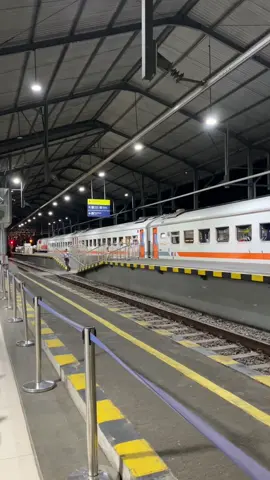 Keberangkatan KA Singasari di Stasiun Lempuyangan, Yogyakarta #keretaapi #keretaapiindonesia #kai #kai121 