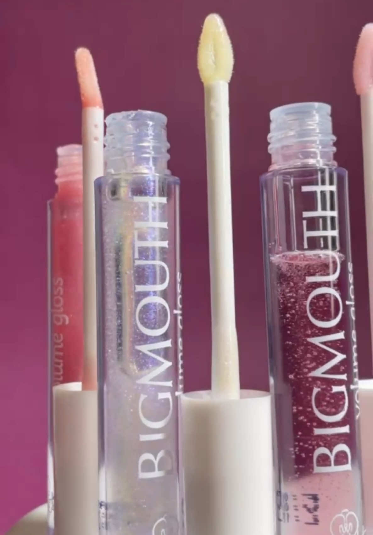 Ele está famosinho! Onde vamos ouvimos falar do “Gloss que faz a boca crescer” e não é pra menos, né? 👄👄👄 Temos diversos tons para combinar com os seus looks! São eles: - Rainbow 🌈  ⁠- Rosé  ⁠- Gold  ⁠- Pink Glow  - Incolor - Rosa Ele possui a essência de Ginger, com ação volumizadora e suavizante, faz com que os lábios cresçam! É BIG, É BIG, É BIG, É BIG MOUTH! 💙✨💙✨💙  #phallebeauty #phallebeautyoficial #maquiagem #cosmeticos #phallebeautycosmétics #bigmouth #bigmouthphallebeauty #dicademaquiagem #pele #tons #rainbow #rosé #pinkglow #gold