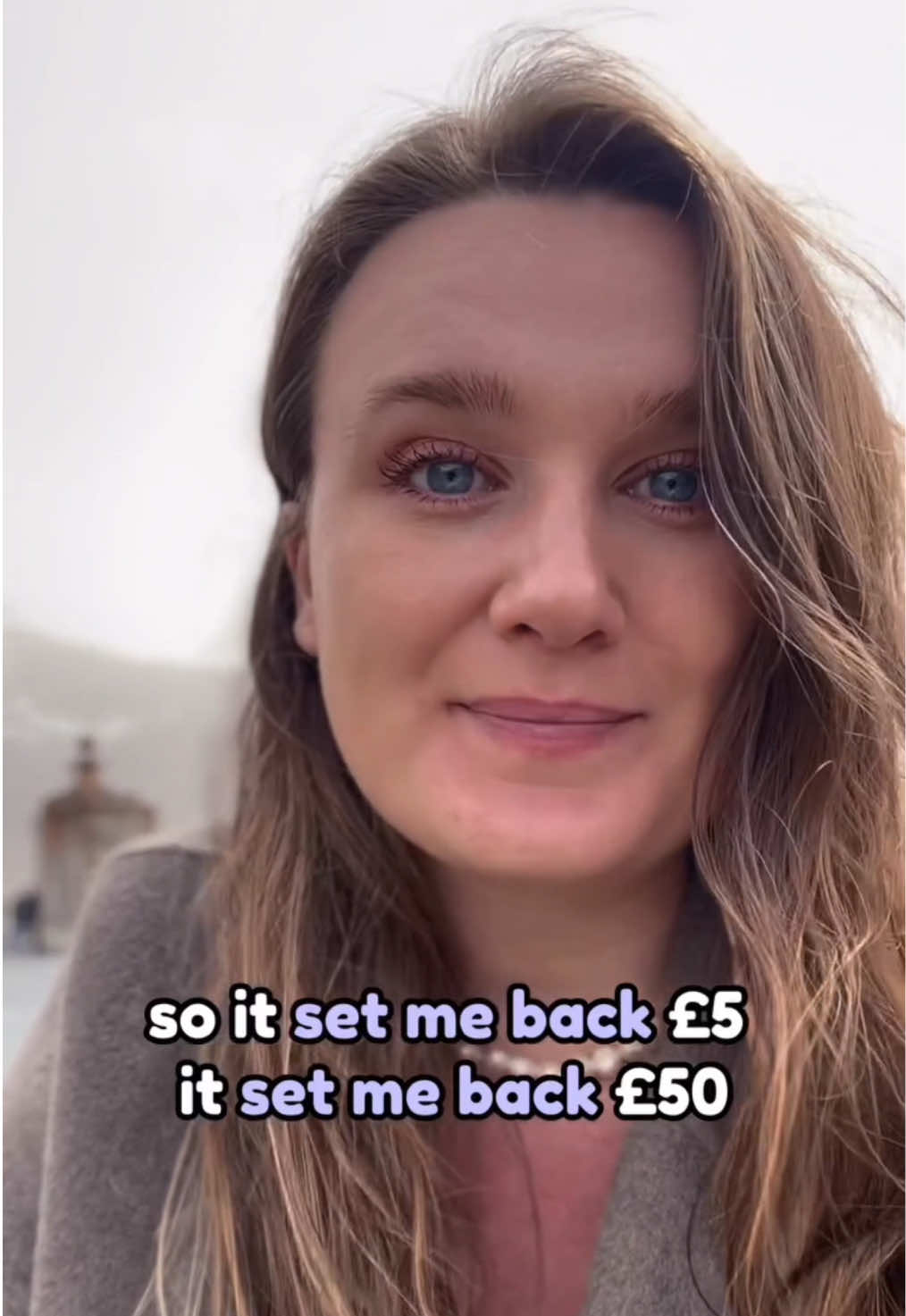 Follow me for more English tips! 🇬🇧  To set someone back is an advanced phrasal verb, which means “to cost someone something”.  So my new watch cost me £1000 or my new watch set me back £1000 ☺️ #englishgrammar #phrasalverbs #learnenglish #english #advancedenglish #advancedvocabulary #britishenglish 