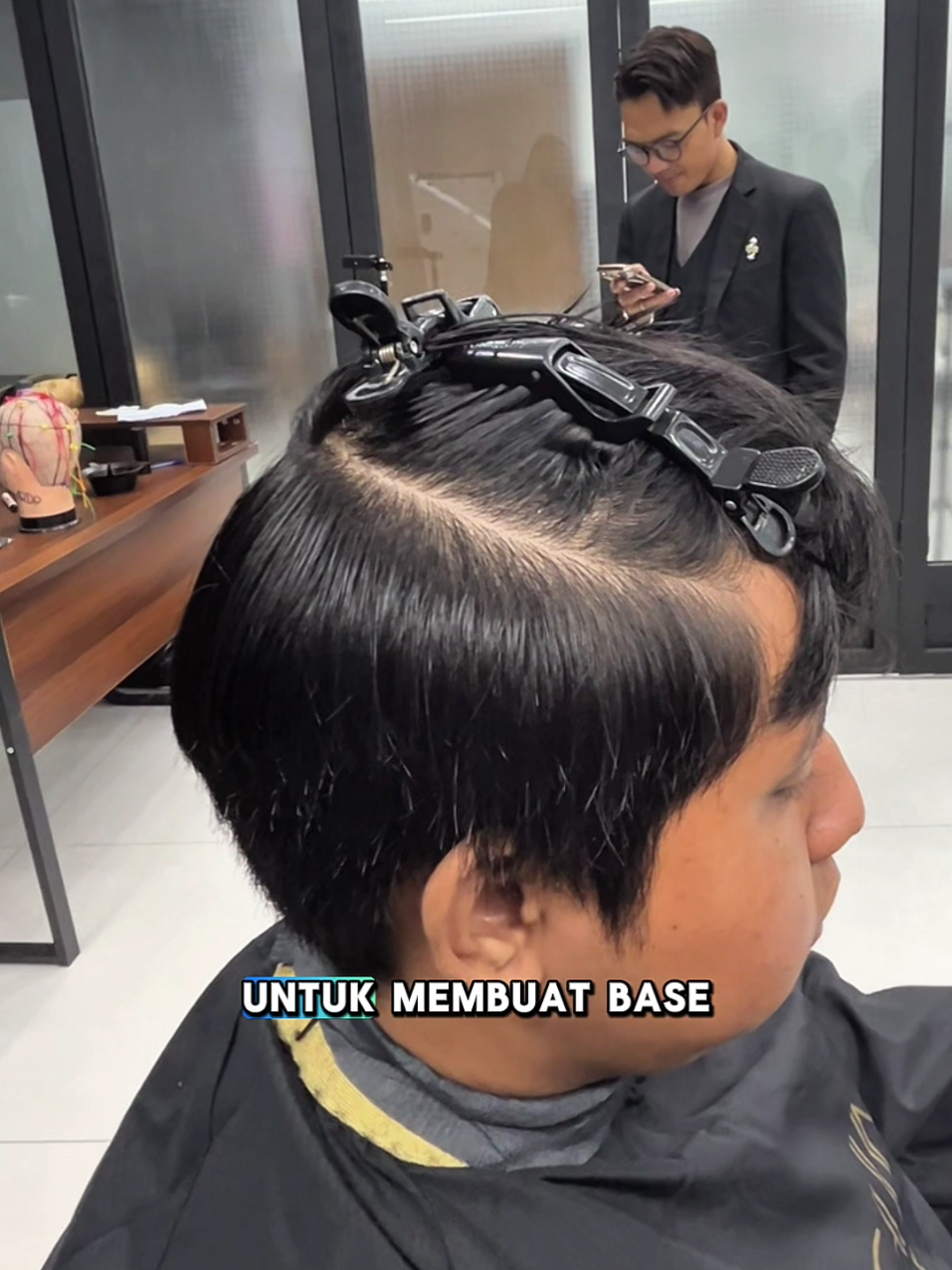 Baseline dalam mencukur rambut adalah garis dasar yang menjadi acuan untuk memulai atau menentukan panjang dan bentuk potongan rambut. Biasanya, baseline ditentukan berdasarkan kebutuhan gaya rambut yang diinginkan, seperti potongan lurus, layer, atau gradasi. Garis ini penting untuk memastikan simetri dan konsistensi hasil akhir potongan rambut. Penentuan baseline dilakukan dengan hati-hati, sering kali menggunakan sisir dan alat cukur atau gunting untuk mencapai hasil yang presisi. Dengan baseline yang jelas, tukang cukur atau hairstylist dapat mengatur panjang dan bentuk rambut secara bertahap dan terstruktur. #teknik #clipper #tutorial #barberacademy  #captainacademy #captainbarbershop #barberschool #lowongankerja #barbereducation #indonesianbarberschool #indonesianbarber  #barbershopconnect #infoloker  #lokerjakarta #jakartainfo 