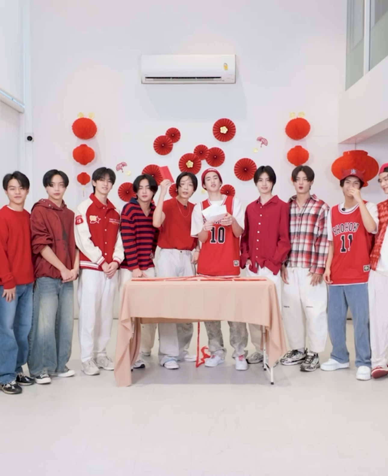 ตรุษจีนปีนี้ BUS ได้รับภารกิจมาเป็นนักแสดงอีกครั้ง กับบทบาทจากละครเรื่อง 'เลือดข้นคนจาง' ในตอนชื่อ ‘BUS ข้นคนจำ’ จะเข้มข้นแค่ไหน ไปติดตามชมกันค้าบบ 🧧  🔗: youtu.be/t_x8ar90YbI ขอขอบคุณละครเรื่อง 'เลือดข้นคนจาง' ด้วยนะครับ 🙇🏻‍♂️🙏🏻 #BUSข้นคนจำ #BUSbecauseofyouishine 