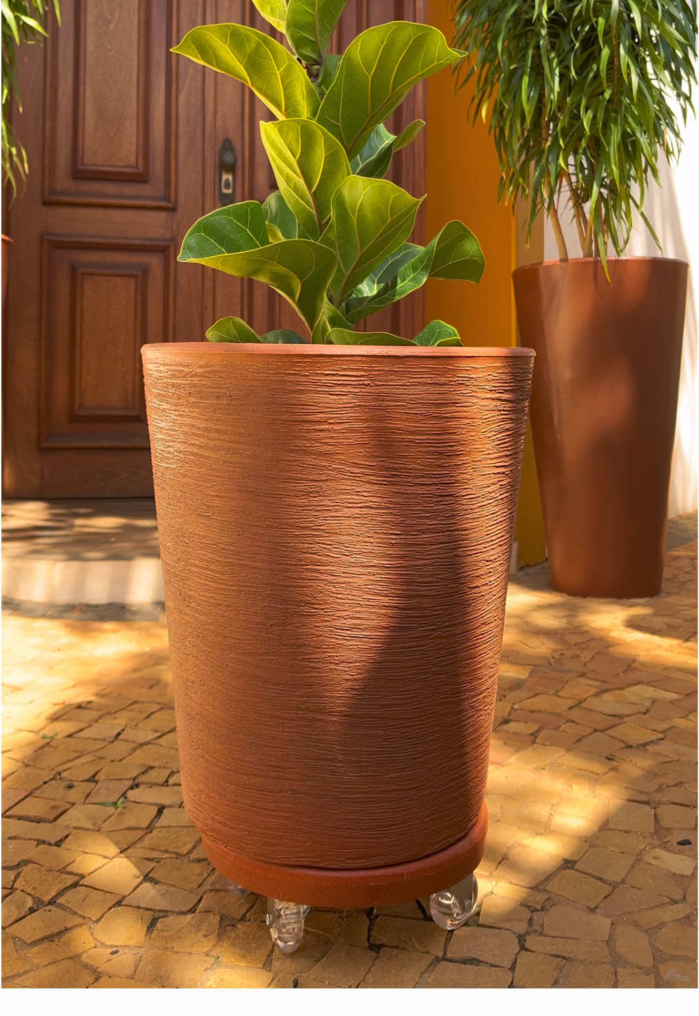 Esse é o suporte que vai facilitar seu dia a dia 💚🏡 Corre dar uma olhadinha em nosso site, temos uma variedade em itens para você decorar seu lar! ✅ Use o cupom *OFFJANEIRO* https://www.verdegarden.com.br/ #jardinagem #mundoverde #plantas #vasos #decoracao #polietileno #lar #suportecomrodas #praticidade