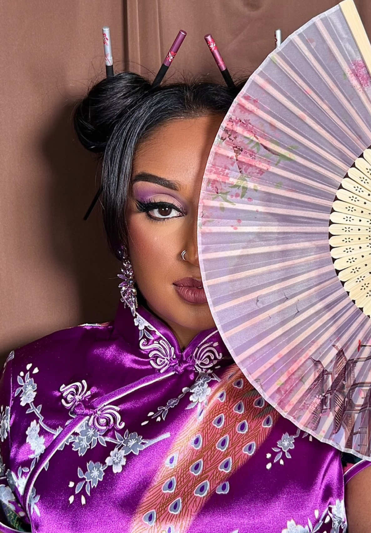 Happy Chinese New Year 💜 Makeup and hair by the incredible @Yashna Styles ✨ #chinesenewyear #chineseculture #chineseoutfit #asianstyle #explore #exploremore #explorepage #asianwear #chinesewear #purple #hairstyle #hairideas #hairinspo #hairbunstyle #makeup #makeuplooks #makeupinspiration #doublewingedliner #purpleeyeshadow #fy #fyp #poutwa #parati 