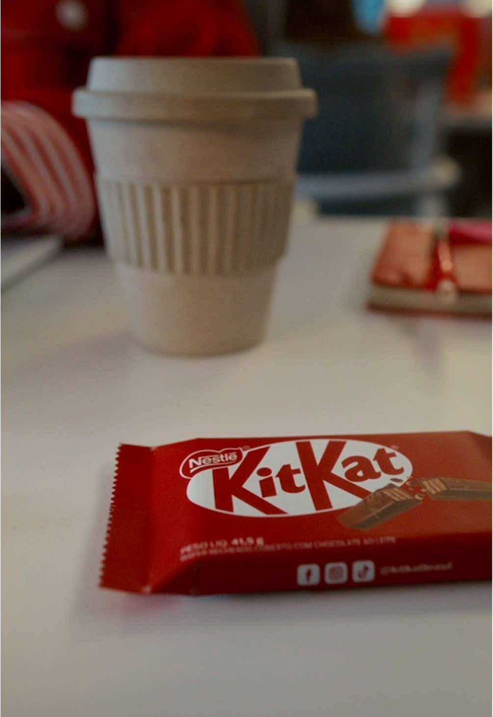 Chega de sair do trabalho e ele não sair de você. Com KitKat®️, você dá um break de verdade. E ai, bora de break? 🍫 #HaveABreak #Betterbreaks