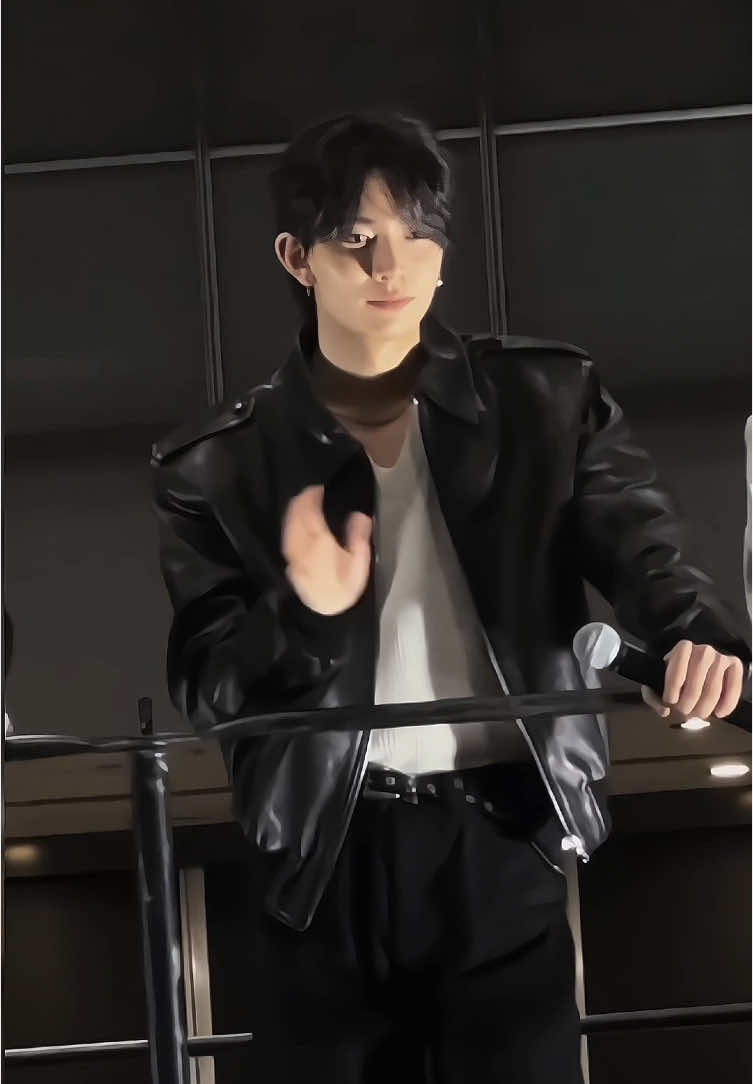 oh he’s bias wrecking me sb #heeseung 
