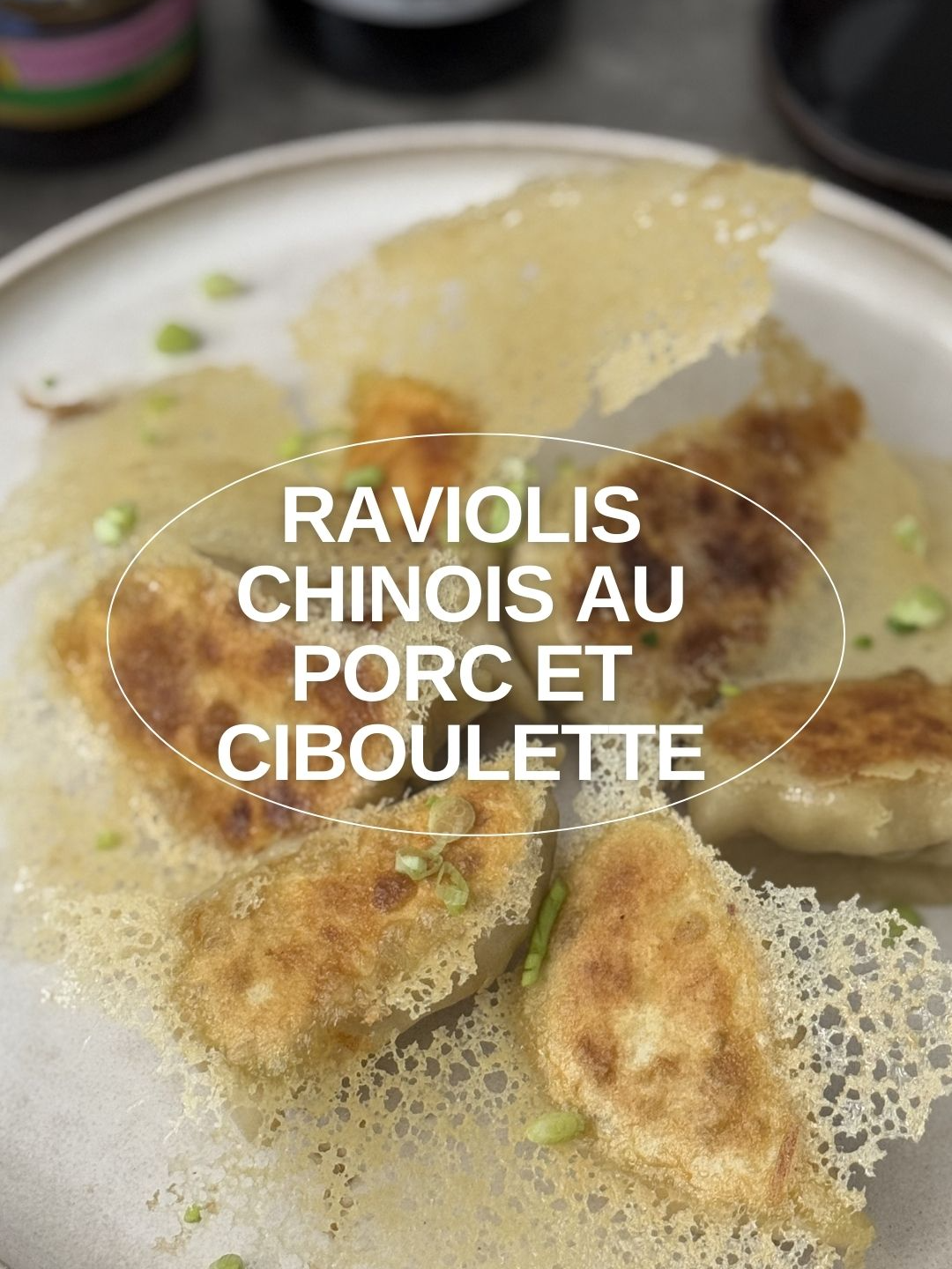 Raviolis chinois au porc et ciboulette  Recette pour environ 30 raviolis  Temps de préparation ~ 30 minutes  Temps de cuisson ~ 10 minutes  Ingrédients à retrouver sur Asiamarché.fr :  - pâtes pour raviolis chinois  Farce - 500g de porc haché  - 2 poignées de ciboulette  - 4 CAS de sauce soja claire  - 3 CAS d’huile de sésame  - 2 CAS de sauce huître  - 2 CAC d’ail en poudre  - 2 CAC de gingembre moulu  - 2 CAS de poudre de dashi  - 2 œufs  - Poivre  Tuile  - 1/3 de verre d’eau  - 1 1/2 CAC de farine  - 1 CAC de maïzena  Sauce  - 1 CAS de sauce soja  - 1 CAC de vinaigre de riz  1. Préparer la farce en suivant la vidéo. 2. Déposer environ 1 1/2 CAC de la farce au centre du ravioli. 3. Pour la 1ère méthode de pliage, plier en 2 puis former 8 plis du même cotés avec l’aide des 2 mains.  4. Pour la 2ème méthode, plier la pâte en 2 puis pincer le milieu. Faire 4 plis du côté droit puis 4 de l’autre.  5. Pour la 3ème méthode, plier la pâte en 2 puis pincer le milieu. Faire 4 plis d’un côté, le retourner puis faire 4 plis supplémentaires. Bien refermer les rebords puis former une spirale.  6. Pour la cuisson, déposer les raviolis en formant un cercle dans une poêle huilée et chauffée. Laisser griller 2 minutes sur feu doux puis rajouter un fond d’eau et poser le couvercle. Une fois l’eau évaporée, rajouter le mélange pour la tuile et le couvercle.  7, Une fois que l’eau est presque évaporée, enlever le couvercle et décoller la tuile délicatement avec l’aide d’une spatule. Credit : @sandencuisine #ravioli#raviolischinois#porc#asiamarché#cuisineasiatique#idéerecette#idéerepas#recettefacile #asianfoods#nouvelanchinois#chinesefood