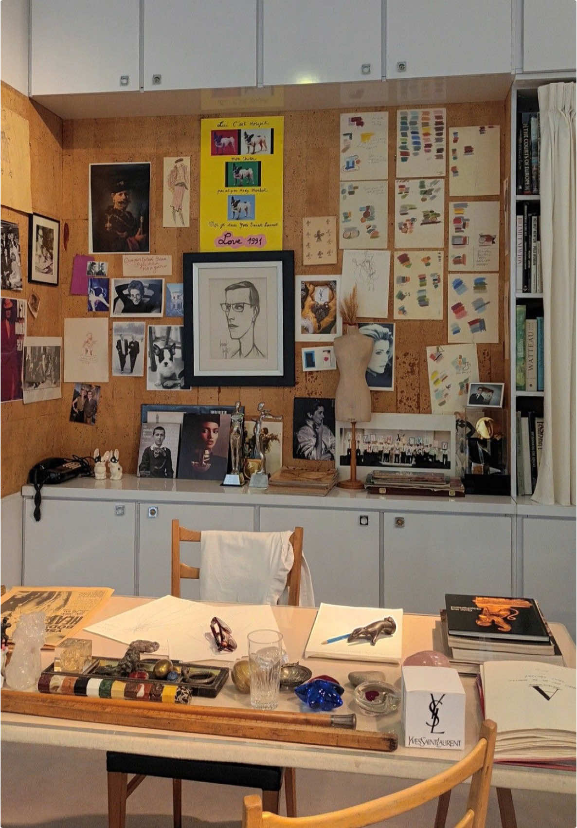 مساحتك هي انعكاس لحياتك، راح تكون شخص مثير للاهتمام وحقيقي لمن تسمح لتجاربك واهتماماتك انها تبان، اول ماتخفيها راح تصير شخص ممل من كل النواحي موبس الستايل والمساحة الشخصية✨🫶🏻 #style #interiordesign 