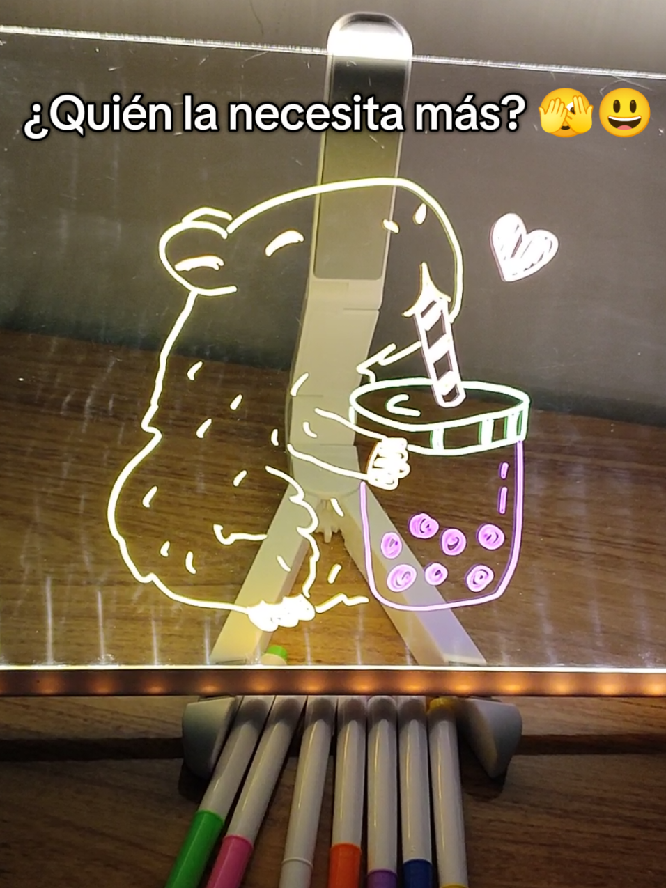 A mis hijos les encanta su regalo sorpresa 😍🎁 #pizarraled #pizarraluminosa #pizarramagica #dibujo #pizarra #crear #colors Está Pizarra de Luz Led hacen que desarrollen su creatividad dibujando y están entretenidos creando figuras con sus marcadores que brillan con la luz LED del acrílico transparente.