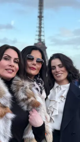 Un. Superbe moment entre famille et amis  #gorgeschakra  #stylistemode #surmesur #malouf_constantine #algerienne🇩🇿 #givenchyshoes #styliste 