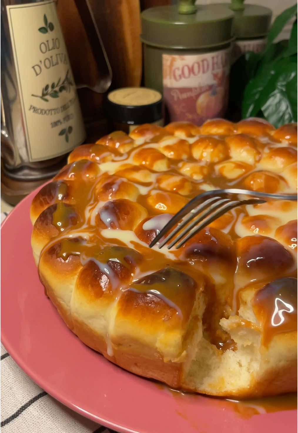 خلية نحل هشة وقطنية❤️‍🔥. خليتي مالها منافس باللذاااذة👌🏻. لكل وحدة ماتضبط معاها العجينة حطيت لكم رابط تحضير عجينتي القطنية بالبايو ، وبعض النصايح لنجاحها ، خطوة بخطوة وبالتفصيل وبدون عجانه 🤎🔗. المقادير: في كوب نحط ملعقتين كبيره سكر وملعقة كبيرة خميرة فورية وربع كوب ماء دافي ونتركهم يتخمرون ١٠ دقايق، في زبديه نحط ٣ ملاعق كبيرة حليب بودره رشة ملح و ربع كوب زيت و كوب لبن في درجة حراره الغرفه و ملعقة صغيرة بيكنج بودر و خليط الخميرة ونحركهم سوا ، نضيف ٣ اكواب دقيق ابيض بالتدريج ونعجنهم ونتركهم يتخمرون نص ساعه . #خلية_نحل_بالجبنه #خلية_خالد #خلية_القرفه #معجنات #فطائر #وصفات_رمضانيه 