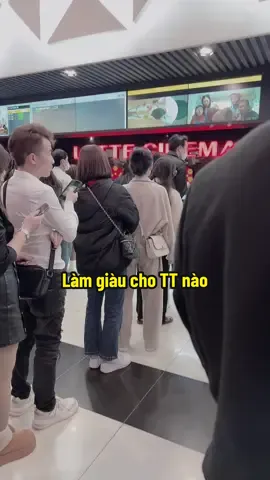 Nghẽn mạng, đổ xô đi xếp hàng mua vé. Hàng nào cũng dài thiệt dài 🥹 #botubaothu #tranthanh #viettri #cinema #viral 