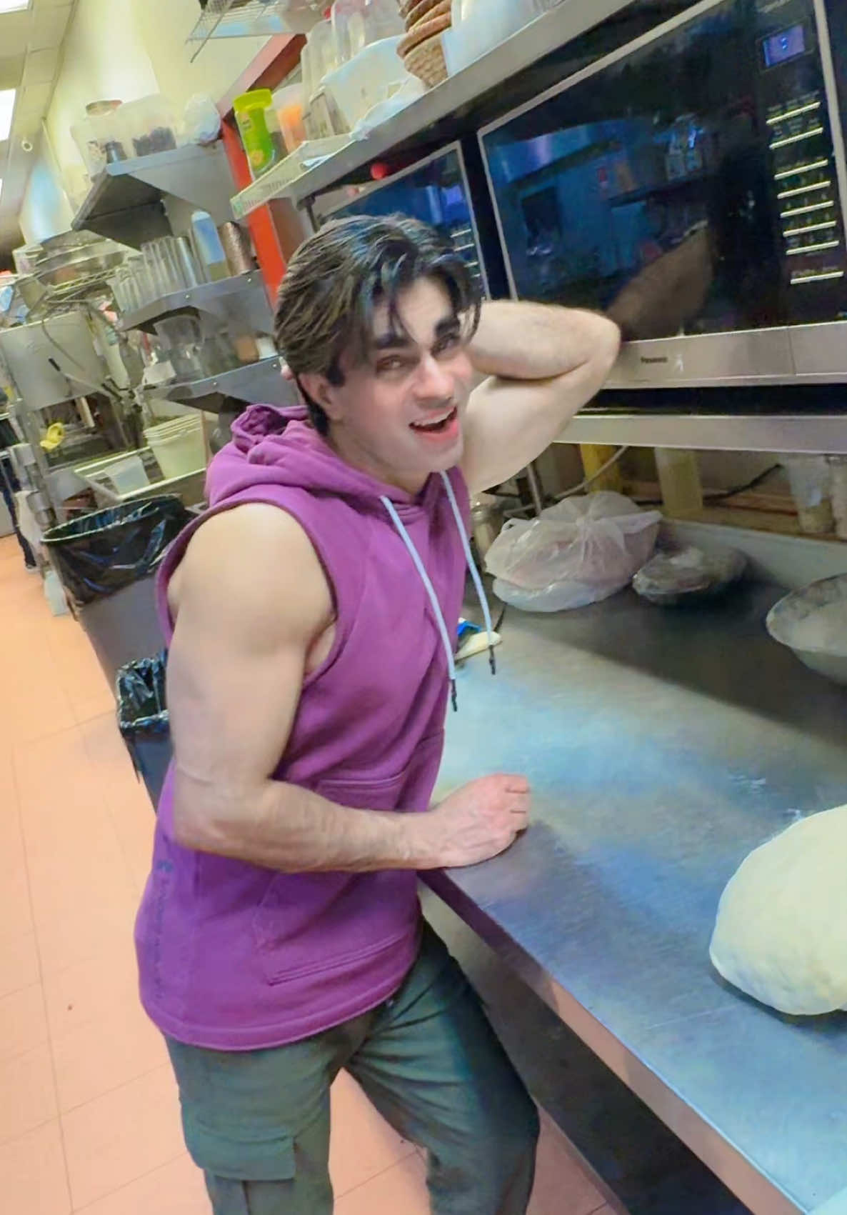 Plz Tiktok allow To I install download app on Apple Store and Google play store. And update our TikTok apps thank you Follow Me On Instagram I’d : Amushtaq87 #sialkoti_asad #resturantwala #resturantpakam #fyp 