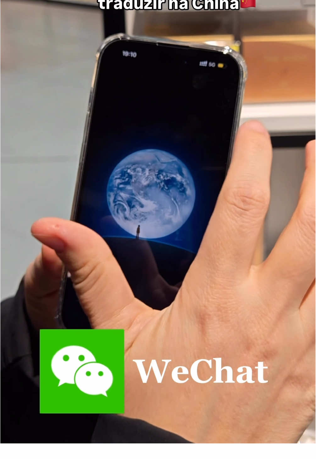 O WeChat é um aplicativo de comunicação que oferece uma variedade de funcionalidades, incluindo mensagens de texto e voz, chamadas de vídeo, compartilhamento de arquivos e localização em tempo real. Além disso, o WeChat também permite pagamentos móveis, reservas de restaurantes e hotéis, tradução e acesso a serviços de entrega e compras online.  Você já conhecia esse app?  Se você ficou curioso, pode baixar e explorar o WeChat, que é totalmente gratuito. #China #chinabrasil #viajarnachina #estudar #apps #appchines #morarnachina #aprendermandarim  #mandarim #UniversidadeChinesa
