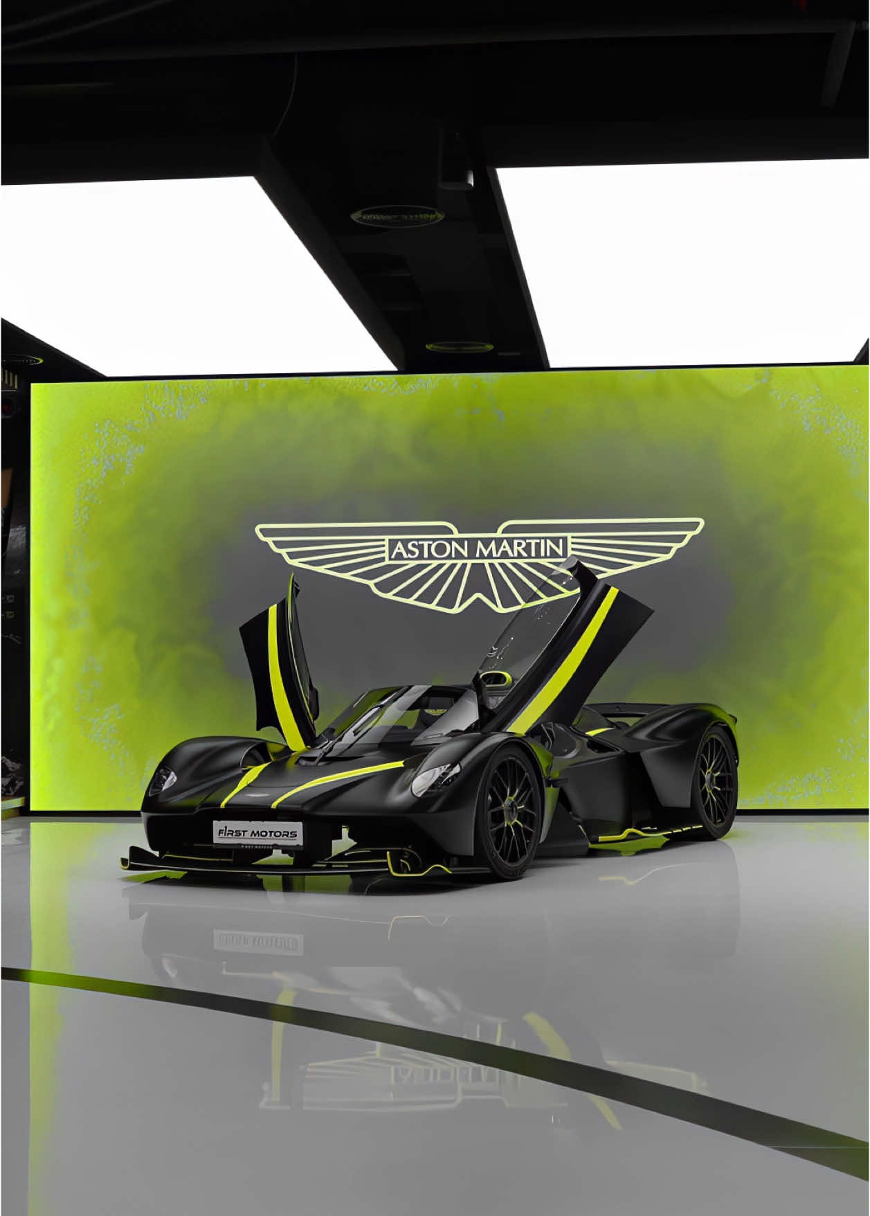 Its got that “don't even try” energy 🦇 Aston Martin Valkyrie #astonmartin #valkyrie #cars #hypercars #dubaicars 