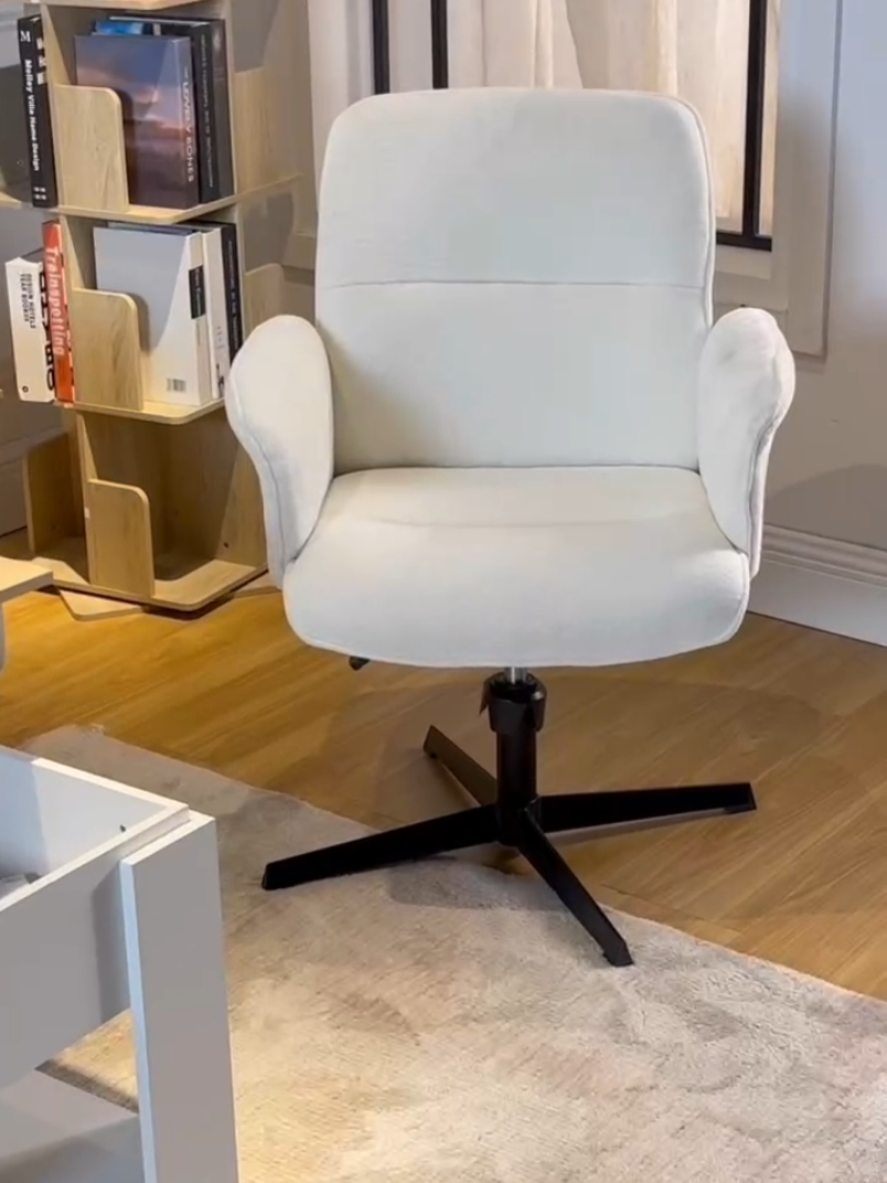 Fauteuil fix dans votre salon à côté le canapé, soutien le dos droit et gardée une position assise.   #élégant #decointerieur #decoration #maison #cocooninghome #laredouteinterieurs #maisonsdumonde 