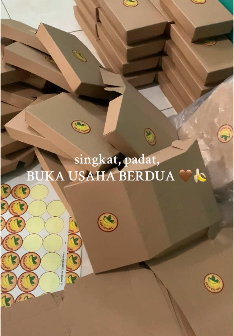 Alhamdulillah, walau banyak lika likunya but kita tetap bisa melewati semuanyaa. SERU BANGETT!! 🤩🍌 #rajapisang #lumpiapisang #jajananjombang #kulinerjombang #bisnisonline #bisnisanakmuda #umkm #fyp 