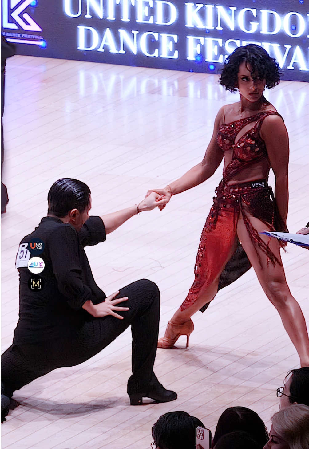 LET'S #SAMBA!🥁🎶🕺💃 @austin_joson & @lizalakovitsky  Fun Fact! This shot was totally unplanned! In an early round in between shooting clients, our film crew was able to film anyone on the floor and all eyes were apparently attracted to the same couple! 👀 Coincidence? I think not! 💪🏻😍 @ukopen.international  Event Coverage by @umove_dancesport &  @Marius Mutin 🔥💃🎥😎