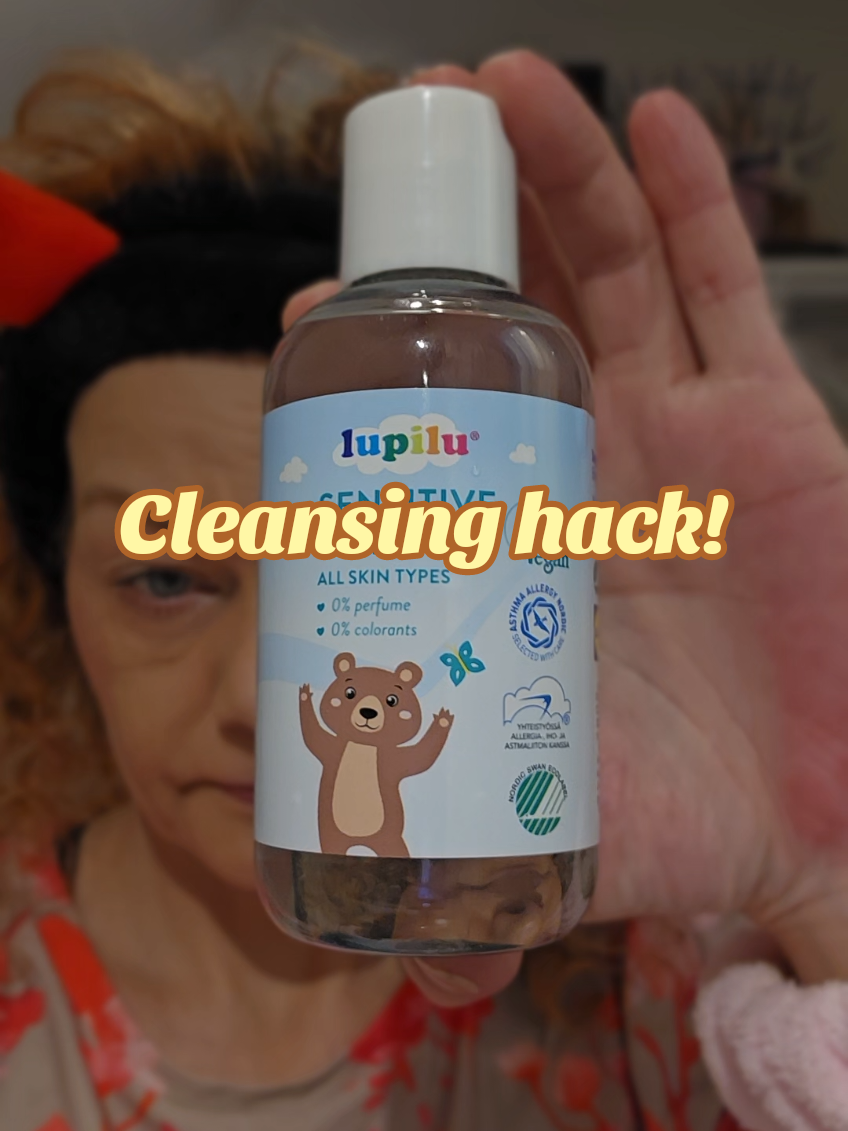 #creatorsearchinsights  Baby olie kan faktisk bruges til at fjerne alt dit make-up, billigt og sikkert 🩷 Jeg har købt baby olien i 365 til ca 15 kr kontra den billigste balm fra @NORMAL Danmark til 32 kr 🥰 #beauty #skincare #fyp #babyoil #babyolie #hack #makeuphack #cleanser #LifeHack #sparpenge 