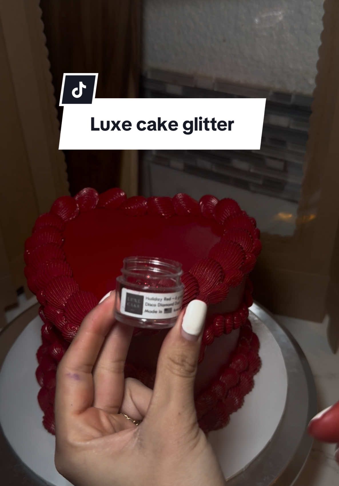 How I cover my cakes in glitter 😍✨  #paratiiiiiiiiiiiiiiiiiiiiiiiiiiiiiii #glitter #cakedecorating #cake #fyp #viraltiktok #fyppppppppppppppppppoppp #fypシ #buttercream #heartcake #sanbrrnardino #trendingvideo 