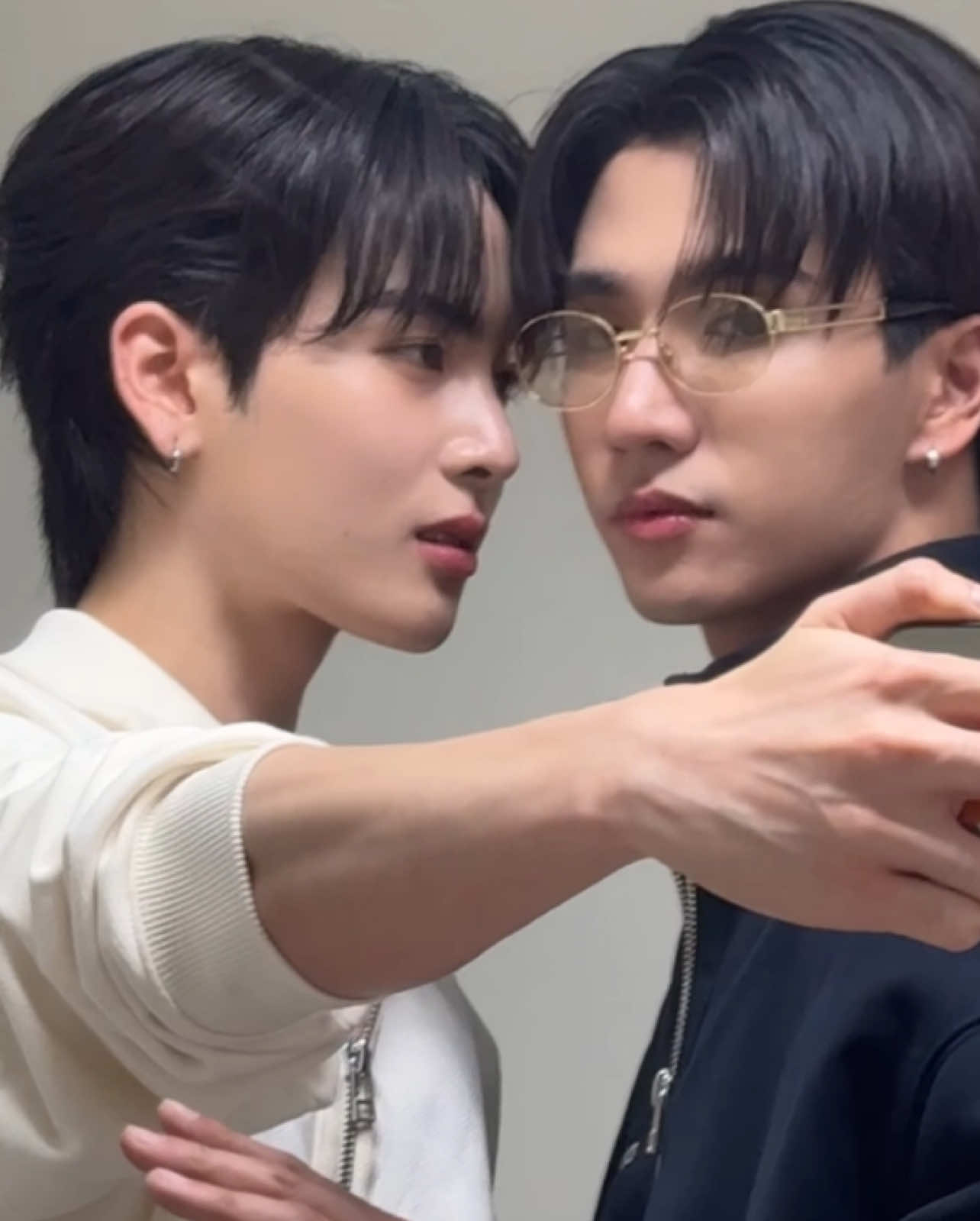 they kissed after the video. #perthsanta #perthsantaedit #yothagun #yothagunedit #perfect10liners #perfect10linersedit #yotha #yothaedit #gun #gunedit #perthtanapon #santapp #perthedit #santaedit #bl #bledit #boylove #angst #Love #core #fyp #foryou