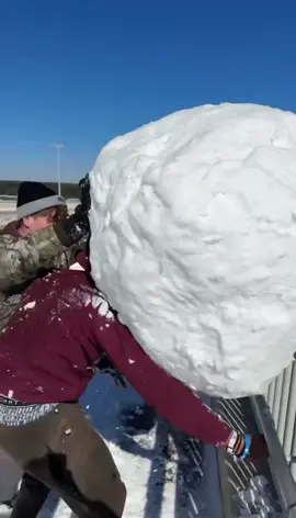 Esto es lo que sucede si tiras una gran bola de nieve desde lo alto de un puente #fyp #video #videoviral #virale #entertainment #lentejas #viralvideos #satisfying #fypp #pov #parati #goviral 