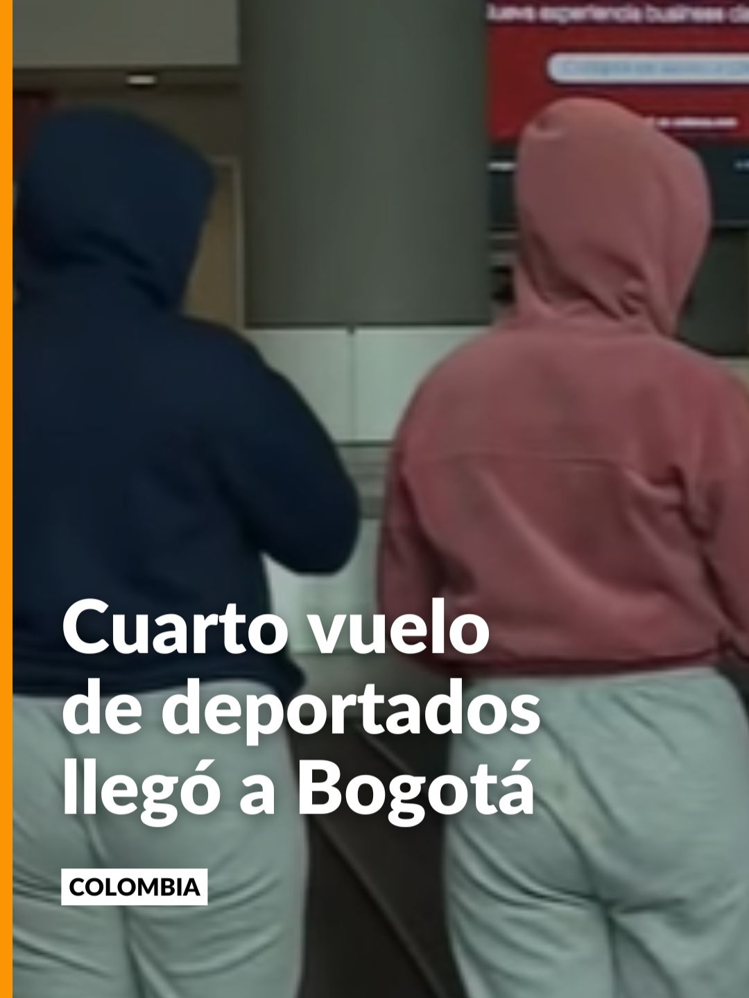 Un cuarto vuelo de deportados aterrizó en el aeropuerto El Dorado de Bogotá en las últimas horas. Los colombianos que viajaban en la aeronave denuncian que venían esposados de pies, manos y cintura. Más en noticiascaracol.com #Deportados #EstadosUnidos #NoticiasCaracol