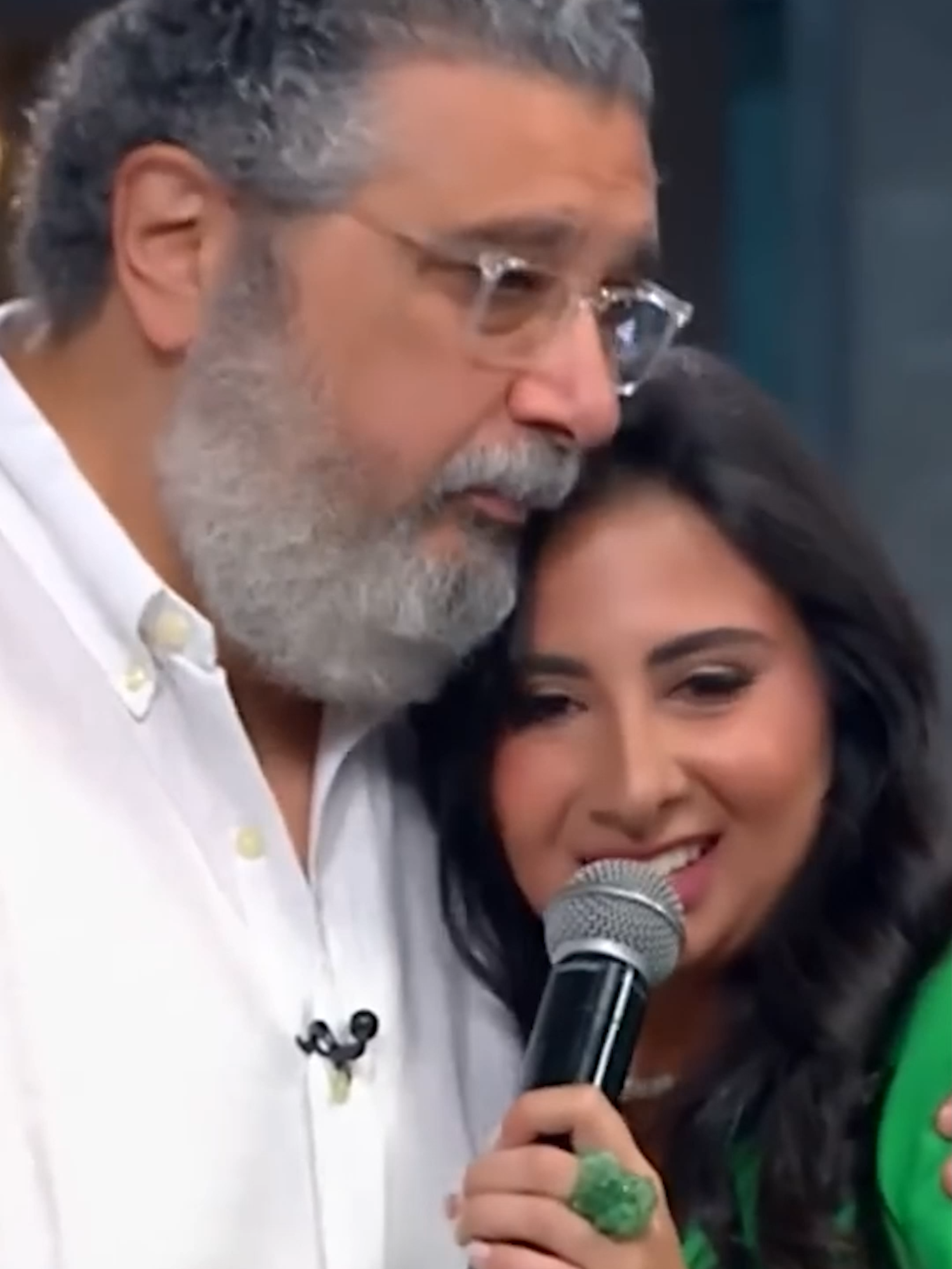 إنت اللي أنا رافعة راسي من ورا إسمه وسيرته .. بنت أبويا واه يا بختي بعمر وياك عشته 🥹❤️ #صاحبة_السعادة