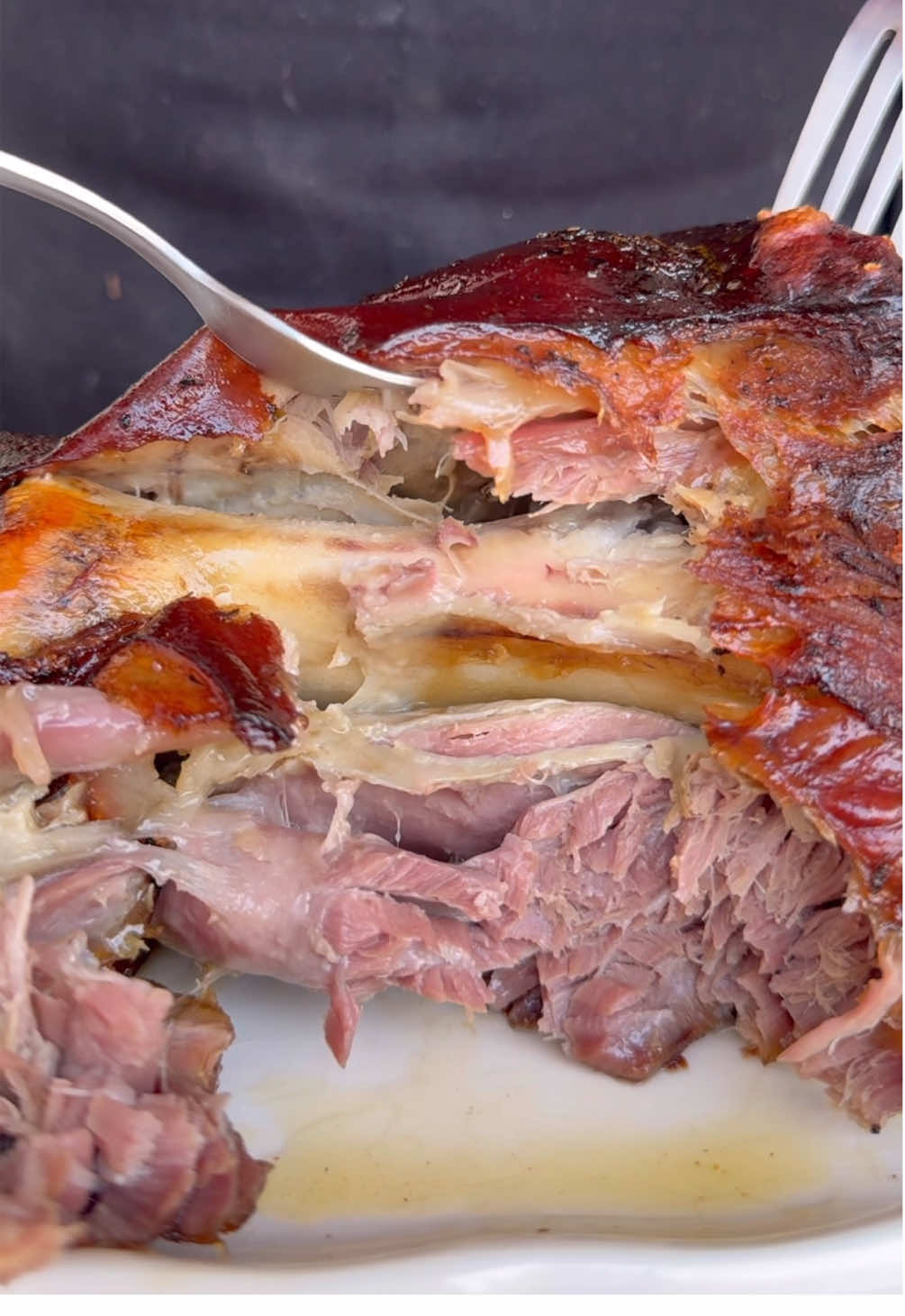 Pieczona golonka w piwie z chrupiącą skórą i miękkim środkiem.  Składniki: golonka Ok 2 kg. Zioła ( tymianek, rozmaryn szałwia) sól pieprz papryka.  Pieczemy najpierw w 140 stopniach Ok 2,5 godz podlewamy piwem, przykrywamy i pieczemy kilkukrotnie obracając kolejne 2,5 godz. Wykładamy na kratkę i pieczemy w 220 stopniach ostatnie 30 min #golonka #mięsowieprzowe #mięso #piwo #obiad #obiadydomowe #przepis #przepisy #jedzenie #gotowanie 