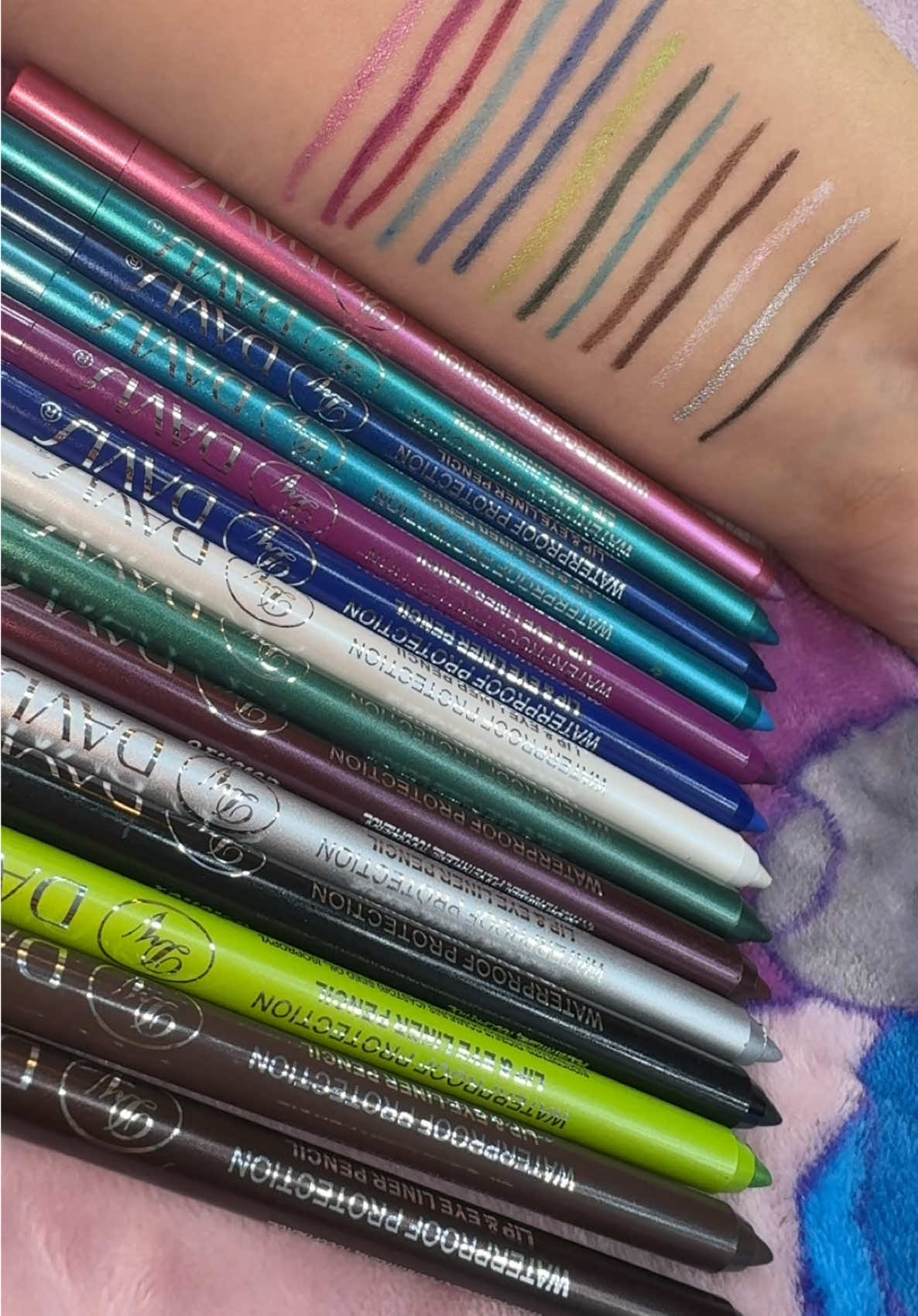 #coloreyeliner #lipliner #eyeshadowsticks #eyebrow #highcolor #glossfinish #smoked #gothicmakeup #deliniadores #multiusemakeup #makeup #maquillaje #reseñas #reviewmakeup #tiktokshop #viralproducts #paratii #fouryoupage #fypシ #Eyeliner 