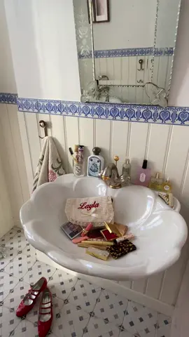 get ready with me 💋💋💋 the most precious make up bag by @makeup bag roos 🥹♥️ *gift #grwm #makeup #coquette #aesthetic #bathroom #bathroommakeover #cozyhome #cozyathome  #frenchstyle #parisianstyle #vintage #maximalism #badkamer #badkamerinspiratie 