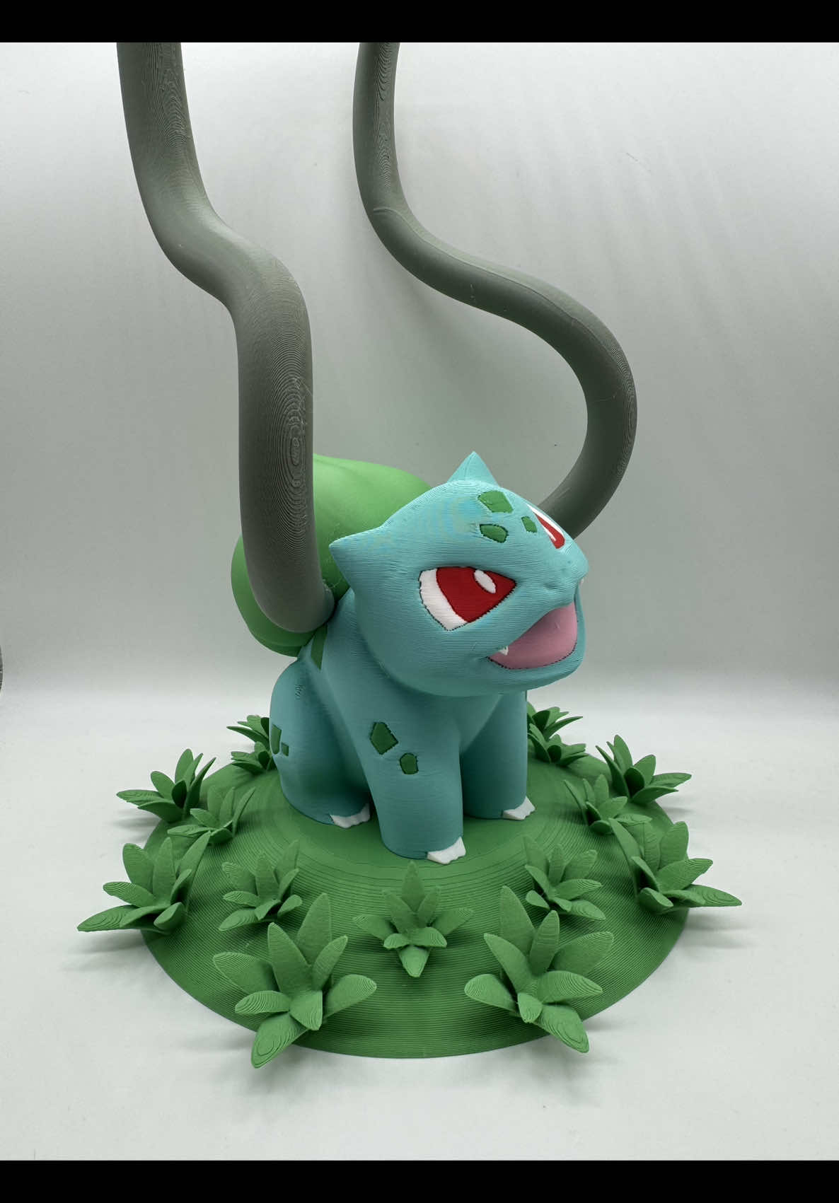 T’a déjà vu un support de casque Bulbizarre ? Maintenant, oui !! Je l’ai imprimé en Panchroma Matte de @Polymaker 3D filaments sur ma @BambulabGlobal X1C 