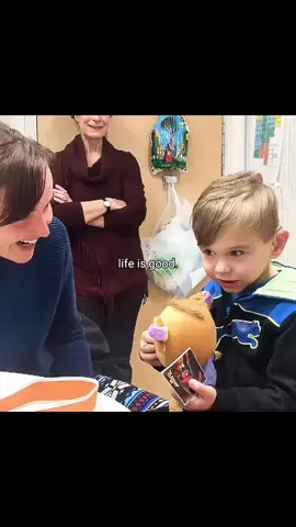 Boy gets a hearing aid and can finally hear his moms voice 😭 