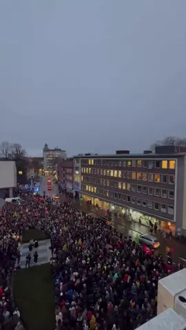 🔥 Münster protestiert! Tausende versammelten sich vor dem CDU-Büro, um gegen die gemeinsame Abstimmung von CDU und AfD zur Migrationspolitik zu demonstrieren. „Schämt euch!“, hallte es durch die Stadt. Die politische Debatte spitzt sich zu – doch wie geht es weiter? Alle Hintergründe zur Demonstration gegen CDU und AfD in Münster unter ms-aktuell.de lesen. #münster #münsterliebe #münster4life #münstergram #münsterdemo #Münsterprotest #MahnwacheMünster #niewiederistjetzt 