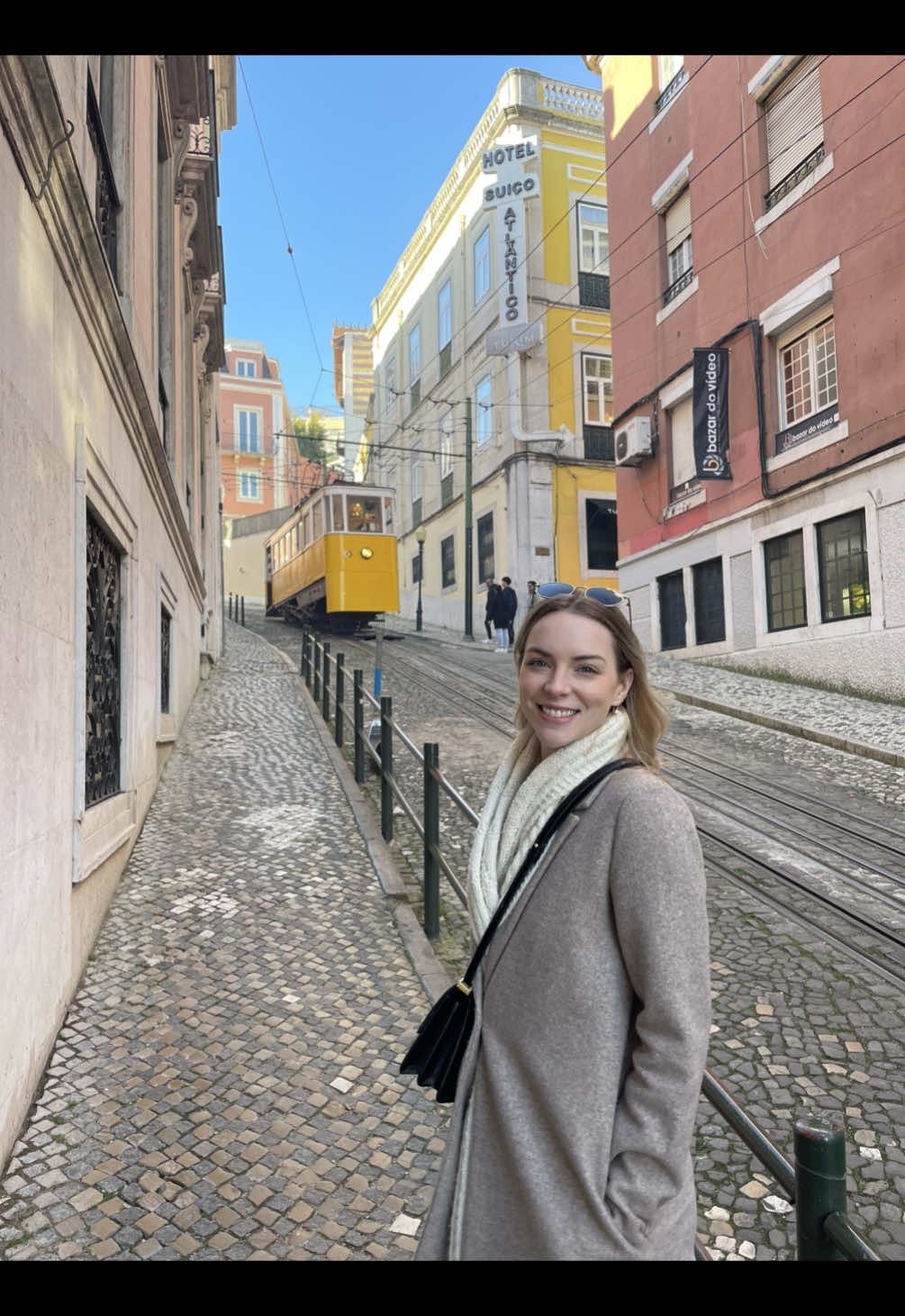 Use the preposition ‘in’ for cities and countries 🤓 What city or country are you in? 💬 Like & follow for more English learning! #englishteacher #english #learnenglish #englishlanguage #englishvocabulary #englishlearning #englishtips #englishclass #englishlesson #englishgrammar #englishcourse #americanineurope 