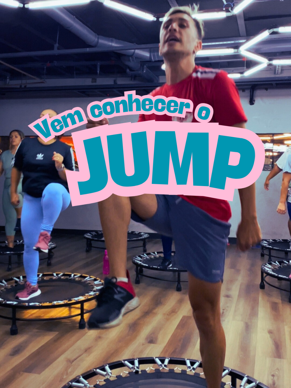 O jump é um tipo de exercício aeróbico realizado em uma mini cama elástica, também conhecida como mini-trampolim.  Na aula de jump trabalhamos com a variação de movimentos, saltos, intensidades e técnica. A modalidade proporciona uma forma divertida e eficaz de queimar calorias, além disso, existem diversos outros benefícios, como: melhorar a resistência cardiovascular, fortalecer os músculos de membros inferiores, aumentar o equilíbrio, coordenação, melhora da postura, aumento de massa óssea e redução do stress promovendo uma sensação de bem-estar. Se você está procurando uma nova atividade divertida e eficaz, o Jump é a solução. GOSTOU DA DICA?  CURTE, COMENTA E COMPARTILHA 😘 #jump #atividadefisica #aulascoletivas #saude #endorfina #treino 