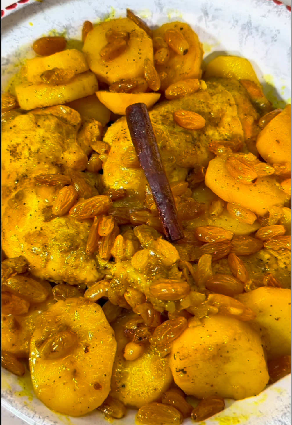 Tajine Poulet Pommes de Terre et Raisins : Un Délice Algérien à Découvrir !** Mon amour pour la cuisine algérienne et les tajines est sans limites. C'est pourquoi j'ai décidé de créer cette série dédiée aux merveilles du tajine, car l'Algérie est indéniablement le royaume des tajines. Parmi eux, les tajines sucré-salé occupent une place de choix, et je me considère, avec toute modestie, comme une passionnée et une spécialiste en la matière. Aujourd'hui, je vous propose un tajine économique, facile et rapide à réaliser, qui saura ravir les papilles de tous. Imaginez un savoureux tajine de poulet, accompagné de pommes de terre fondantes et de raisins sucrés. Ce combo est parfait pour un repas convivial et chaleureux en famille ou entre amis. Alors, n'attendez plus ! Sortez vos tajines et laissez-vous emporter par les saveurs envoûtantes de ce plat traditionnel. À vos fourneaux et bon appétit ! #tajine #cuisinealgerienne #algerie . . . . . . . . . . . . . . . . . . ‎#الجزائر #الجزائر🇩🇿 #جزائر #جزائرية #جزائري🇩🇿 #جزائرية_وافتخر #جزائرية🇩🇿 #جزائريات #اكسبلور #اكسبلوررررر  #algerie#algerienne #algerien#algerie🇩🇿 #algeria🇩🇿 #l#algerienne🇩🇿 #algeriene🇩🇿 #🇩🇿#dzair#tiktok#trend#fyp#foryou#foryoupage#foryoupage❤️❤️ #pourtoi#pourtoii#pourtoiii#pourtoipage #explore #dz
