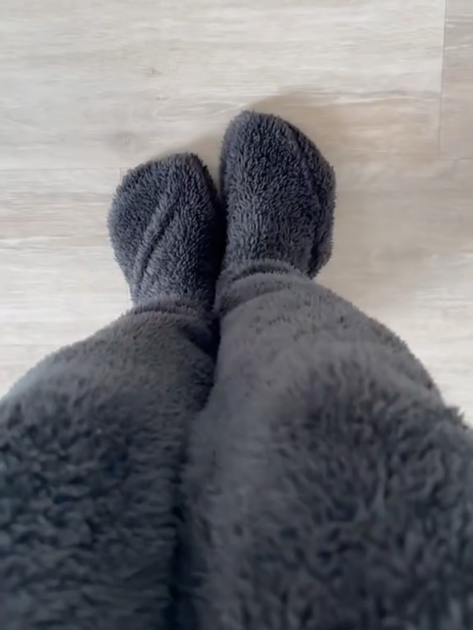 this is a NEED for my cold feet🥶😭, not a want!  #kneehighsocks #winterfashion #fluffysocks #legwarmers #cozysocks #slippersocks #winteressentials 
Stay warm and stylish this winter with these ultra-soft, knee-high slipper socks! 🧦 Perfect for chilly days, cozy nights at
home, or as the ultimate gift for her. 🐻❄️