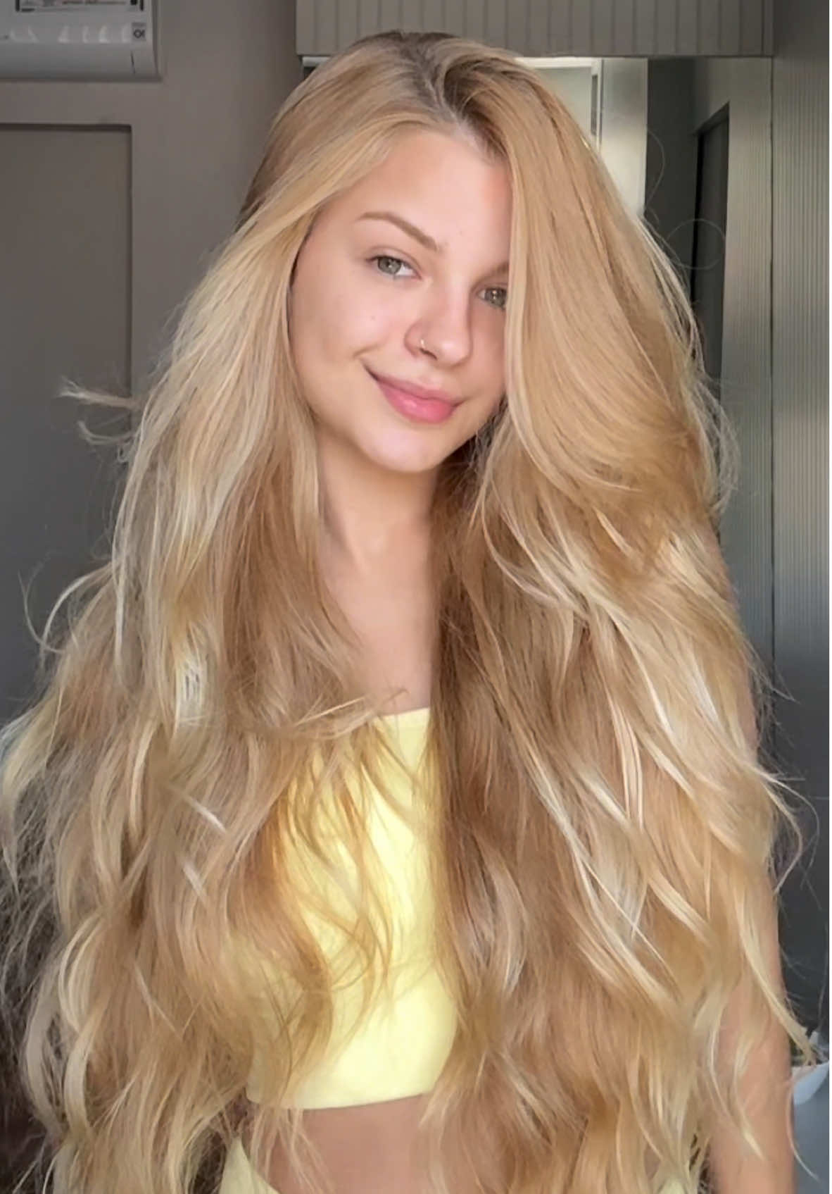 Uma das coisas que mais comentam é sobre meu cabelitcho💛 mas ele nem sempre foi assim… Depois de anos com @Chikas Cosméticos e cuidados diários, ele transformou pro que é hoje! E tô amando🥰