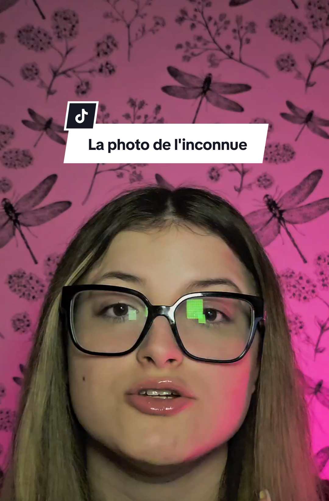 Imaginez recevoir une photo… mais pas n’importe laquelle : une photo de vous, prise à l’instant même, alors que vous êtes seul(e) chez vous. Qui l’a envoyée ? Comment est-ce possible ? Et surtout… que feriez-vous si une nouvelle notification apparaissait avec ces mots : 'Je suis là.' Préparez-vous à une histoire qui vous glacera le sang. #MystèreInexplicable  #histoireeffrayante  #frissons  #paranormal 