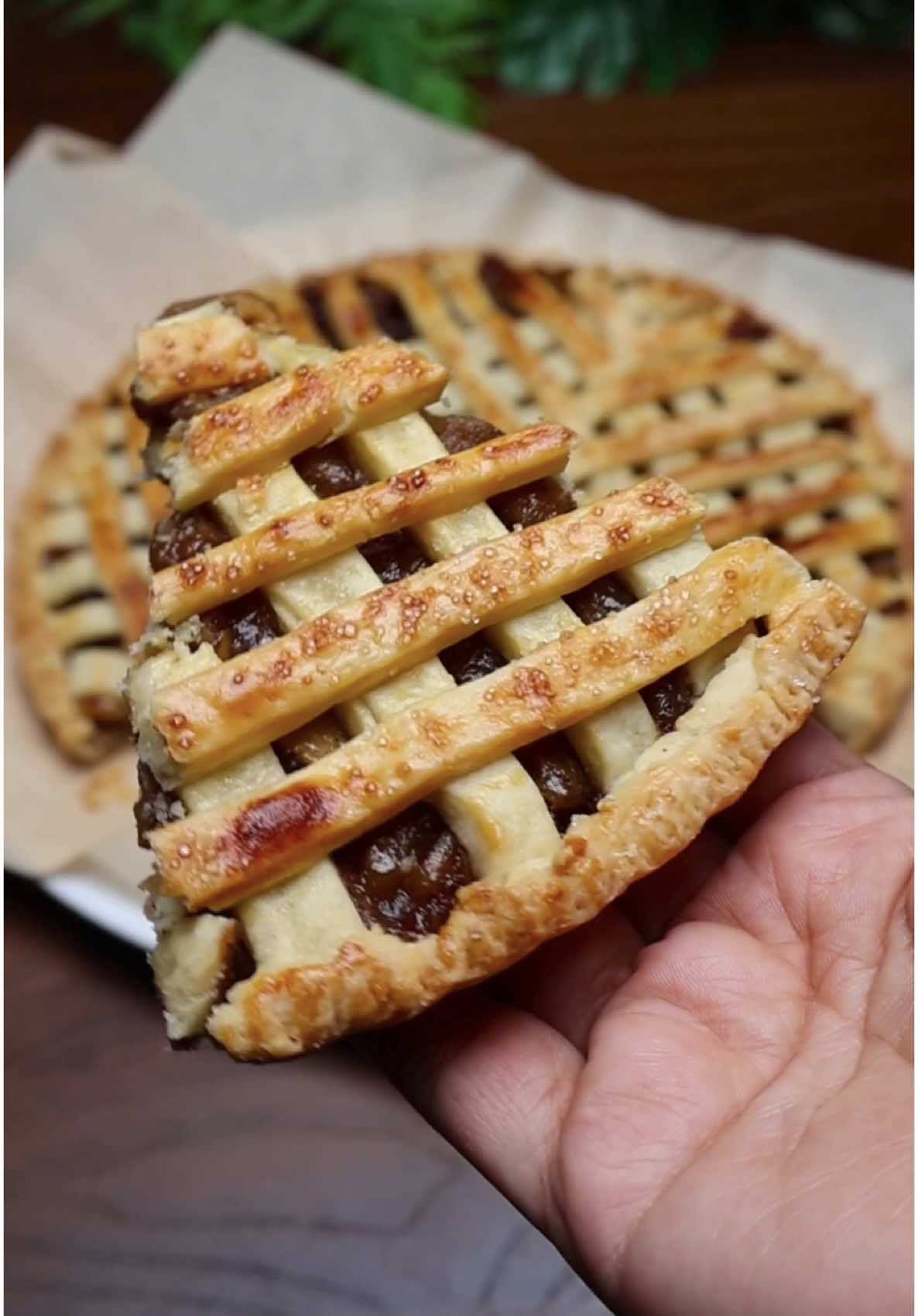فطيرة التفاح بأسهل وألذ طريقة 😋                           فطيرة التفاح(ابل باي ) العجينة كوبيتين وربع دقيق كوب زبدة معلقة سكر ربع كوب ماء ساقع  رشة  ملح  الحشو  كيلو تفاح معلقة زبدة كوب إلا ربع سكر بني ربع كوب سكر ابيض  معلقة قرفة معلقتين صغيرين نشا  الصنيه مقاس ٢٨
